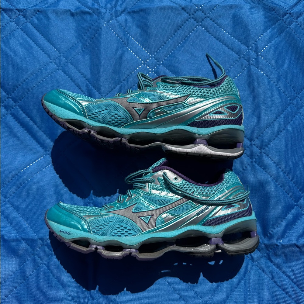 Mizuno Women's Teal and Navy Athletic Shoes